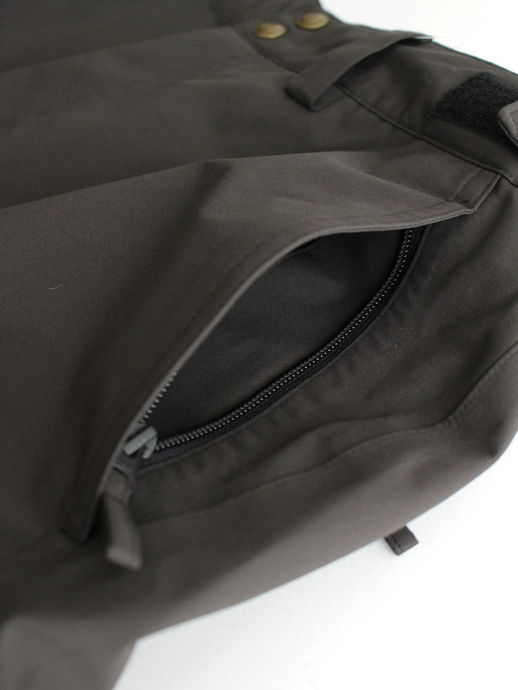 25/26モデル 777 PANTS #DARK GRAY｜NOMADIK