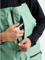 25/26モデル Men's [ak] Freebird GORE‑TEX 3L Bib Pants #SOFT SAGE [100241]｜BURTON