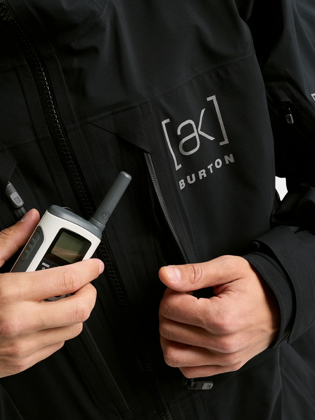 25/26モデル Men's [ak] Hover GORE‑TEX C-Knit 3L Stretch Jacket #TRUE BLACK [100131]｜BURTON