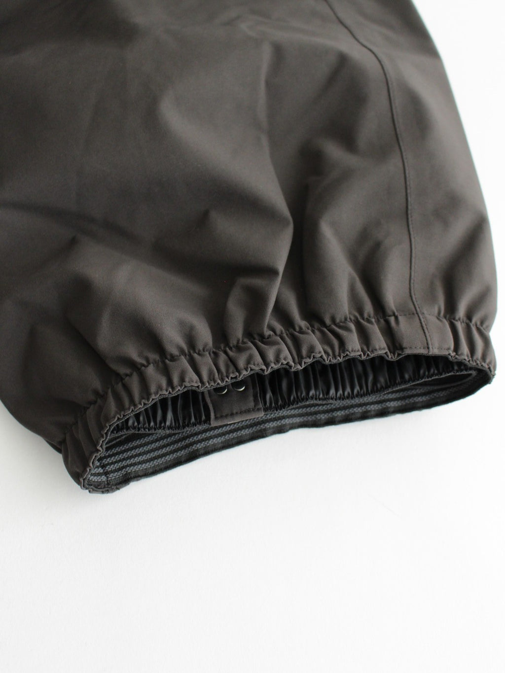 25/26モデル 777 PANTS #DARK GRAY｜NOMADIK