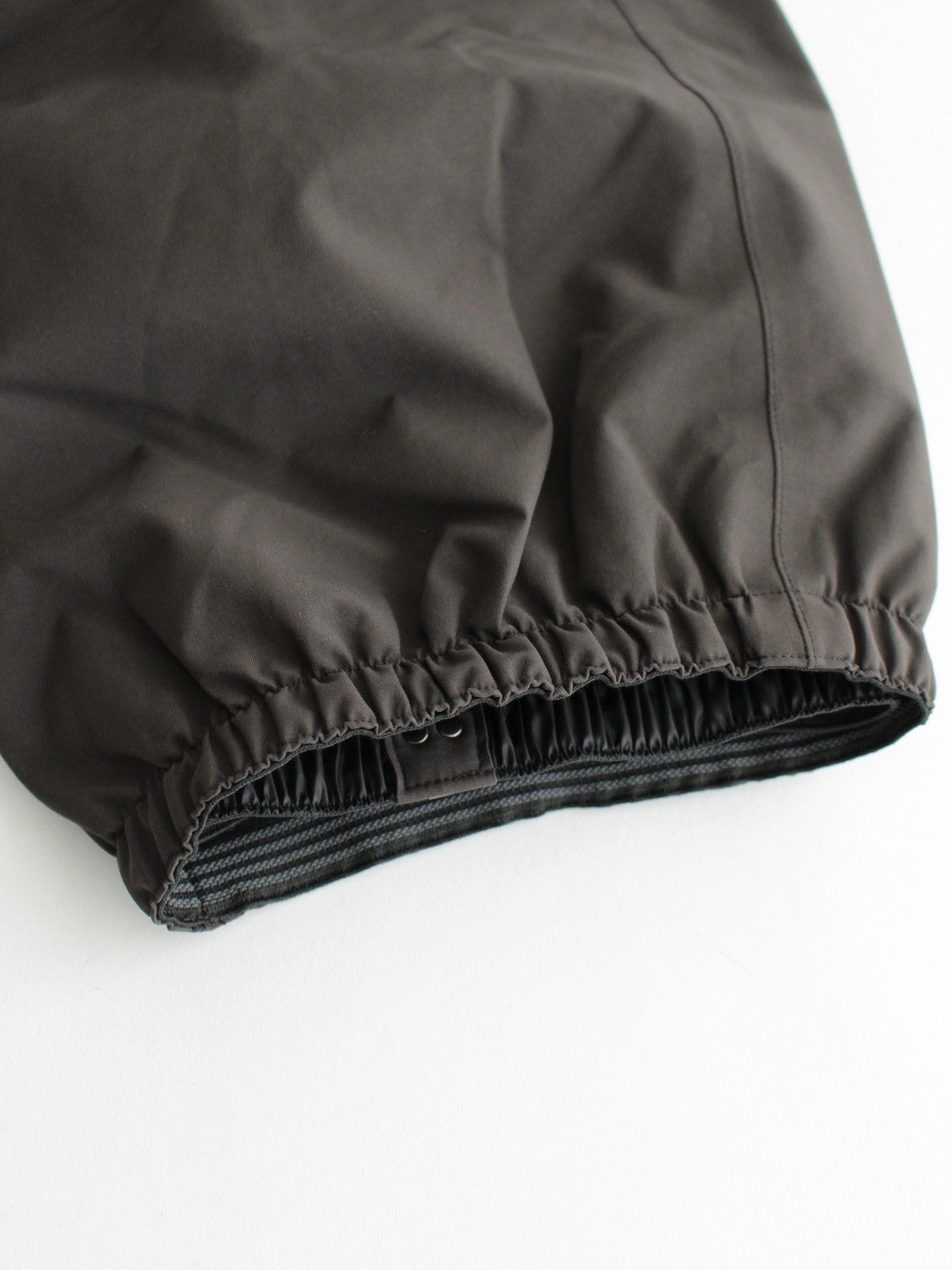 25/26モデル 777 PANTS #DARK GRAY｜NOMADIK